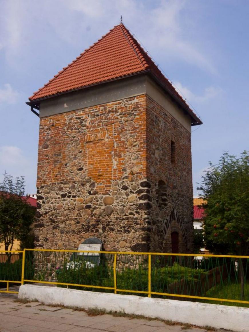 Kamienno-ceglana wieża w Górzynie