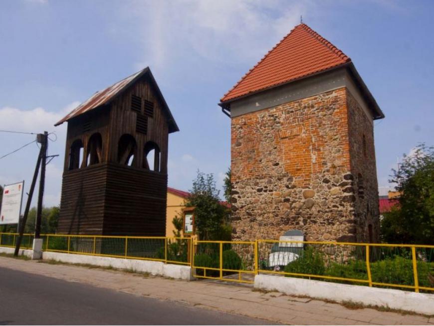 Dzwonnica i Kamienno-ceglana wieża bramna w Górzynie
